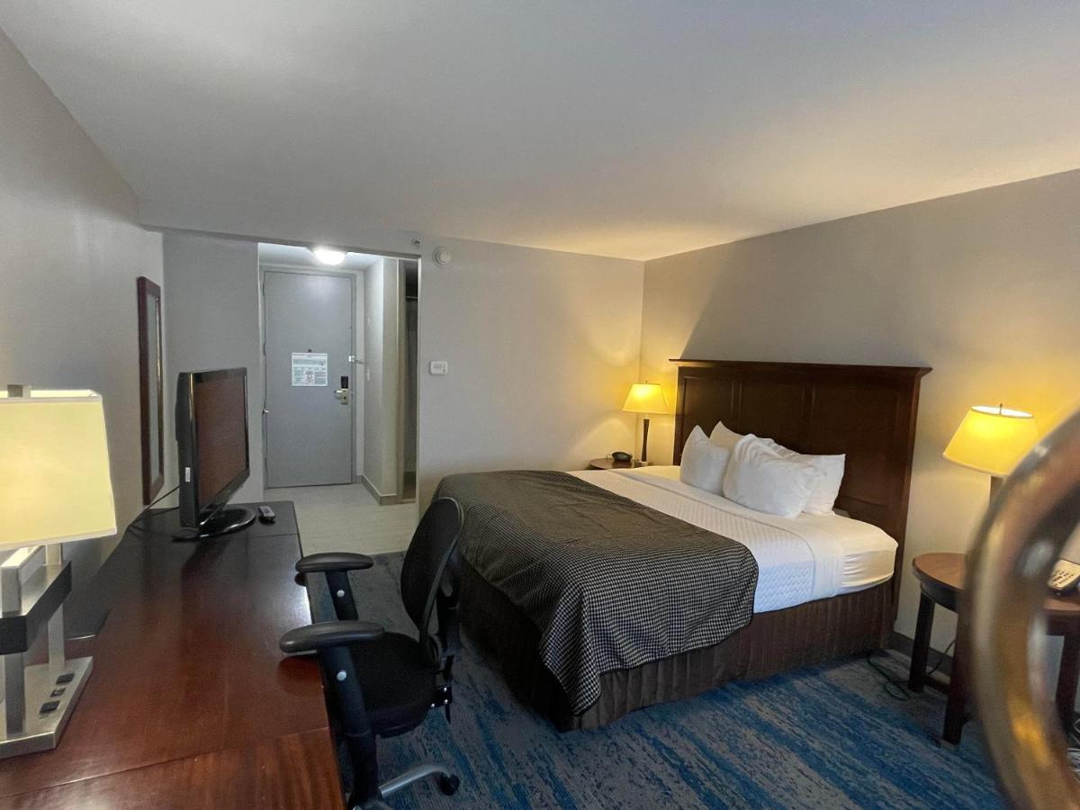 מלון Ramada By Wyndham Cleveland אינדפנדנס מראה חיצוני תמונה