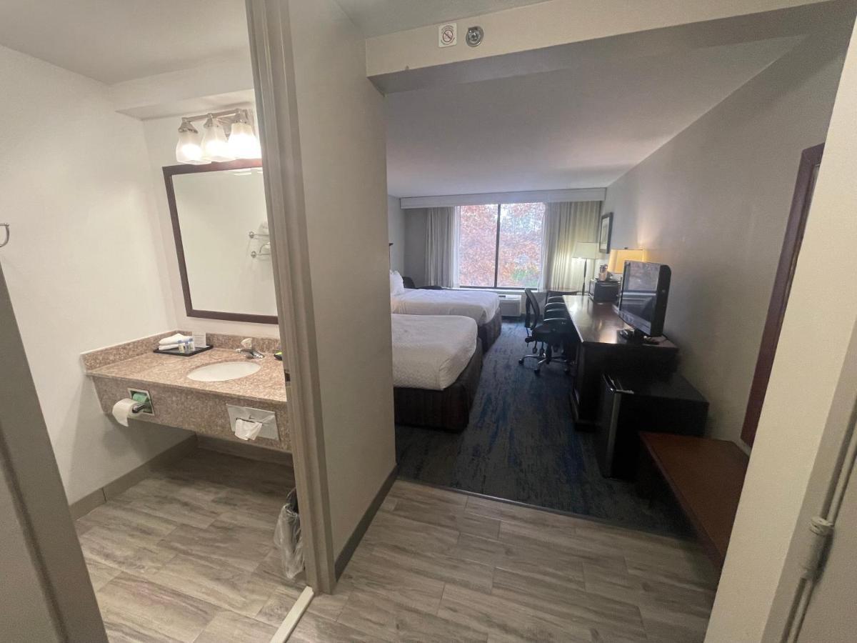 מלון Ramada By Wyndham Cleveland אינדפנדנס מראה חיצוני תמונה