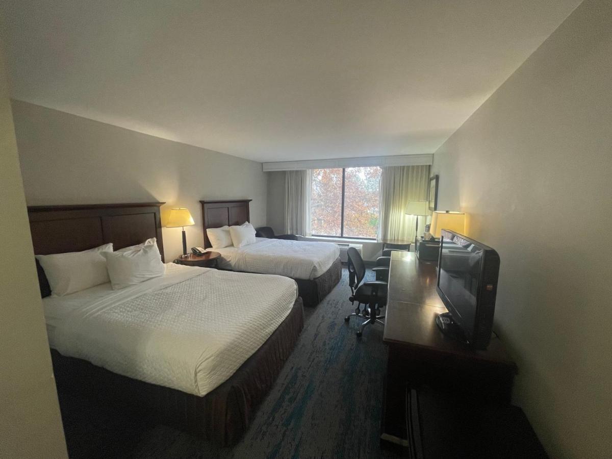 מלון Ramada By Wyndham Cleveland אינדפנדנס מראה חיצוני תמונה