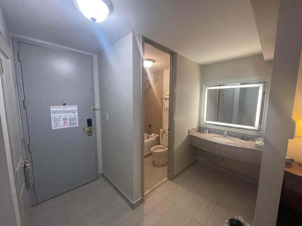 מלון Ramada By Wyndham Cleveland אינדפנדנס מראה חיצוני תמונה