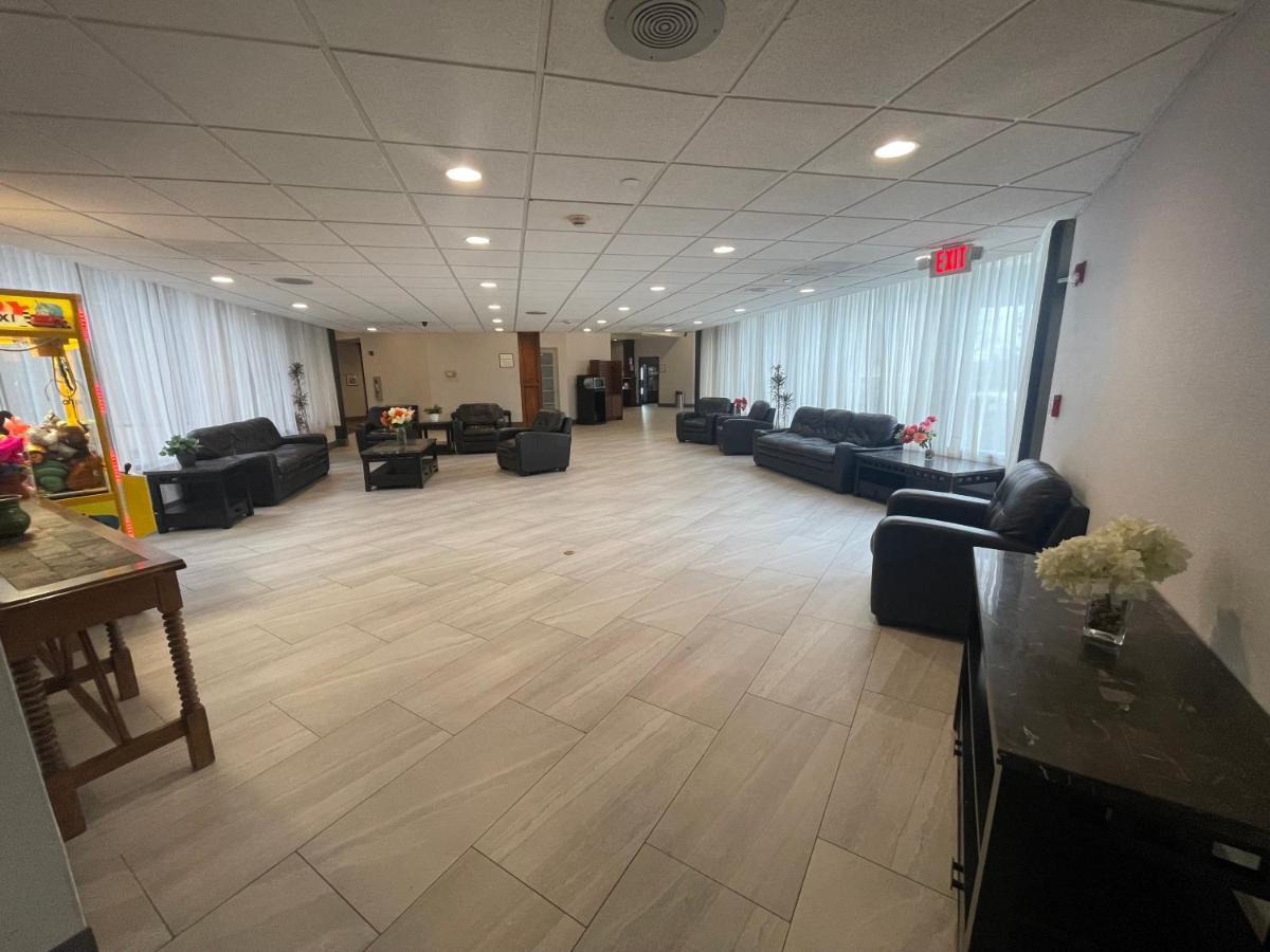 מלון Ramada By Wyndham Cleveland אינדפנדנס מראה חיצוני תמונה